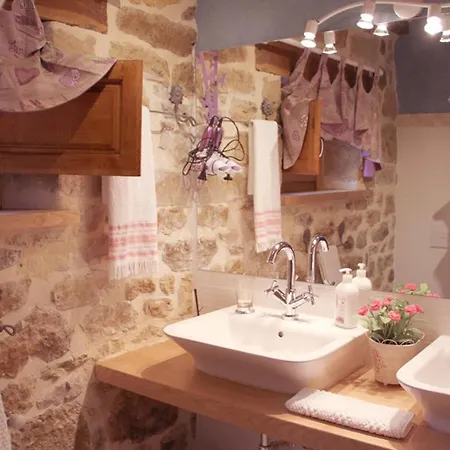 Charming House In With Jacuzzi