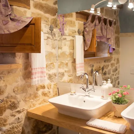 Vakantiehuis Charming House In With Jacuzzi